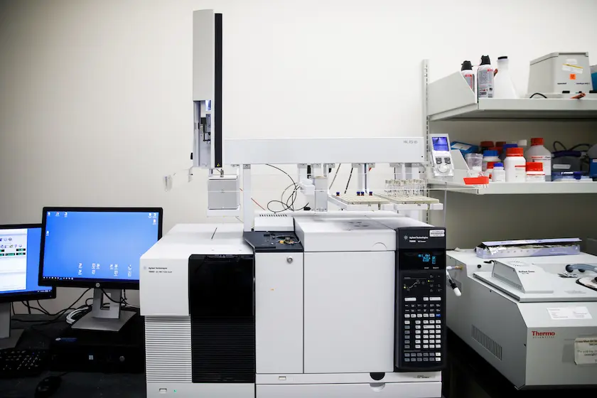 Spectometer and chromatograph