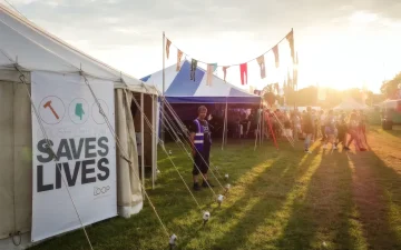 Namiot drug checkingu The Loop na festiwalu