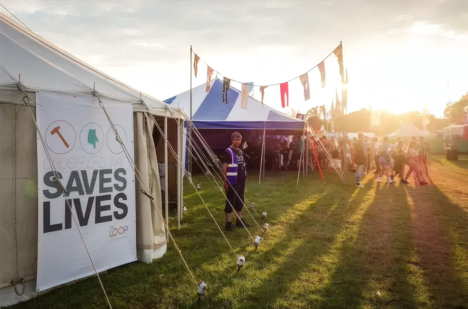 Namiot drug checkingu The Loop na festiwalu