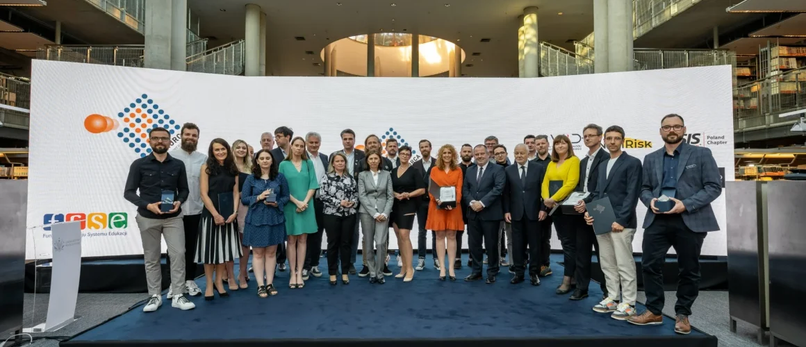 Statuetka finalisty konkursu Przedsiębiorca Roku Uniwersytetu Warszawskiego