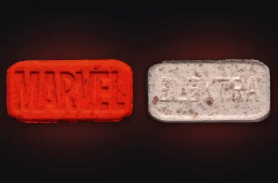 Czerwona tabletka MDMA Marvel z obu stron: logo MARVEL na jednej stronie, ELEKTRA na drugiej