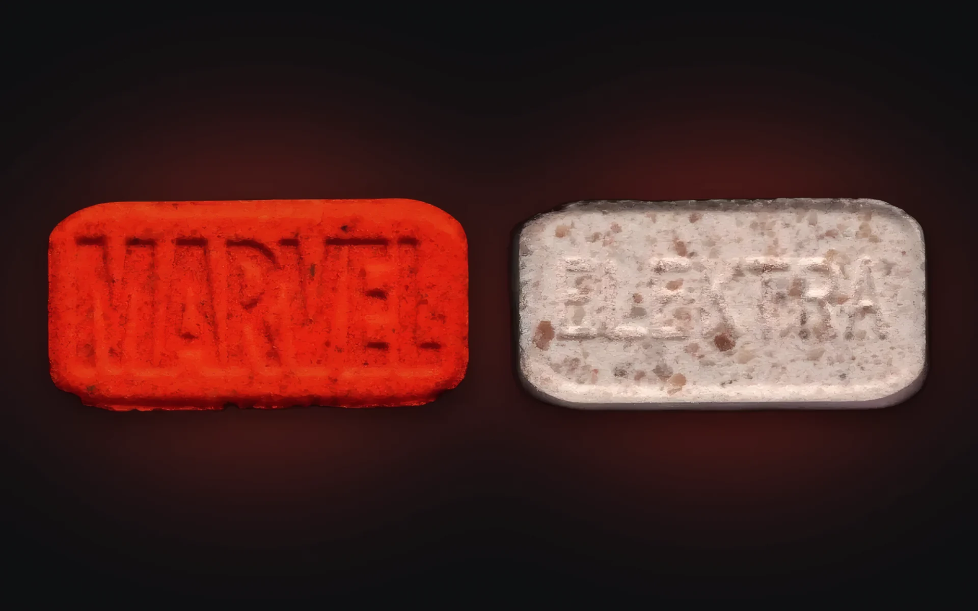 Czerwona tabletka MDMA Marvel z obu stron: logo MARVEL na jednej stronie, ELEKTRA na drugiej