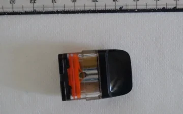 Kartridż do e-papierosa sfotografowany obok linijki, próbka przesłana do laboratorium